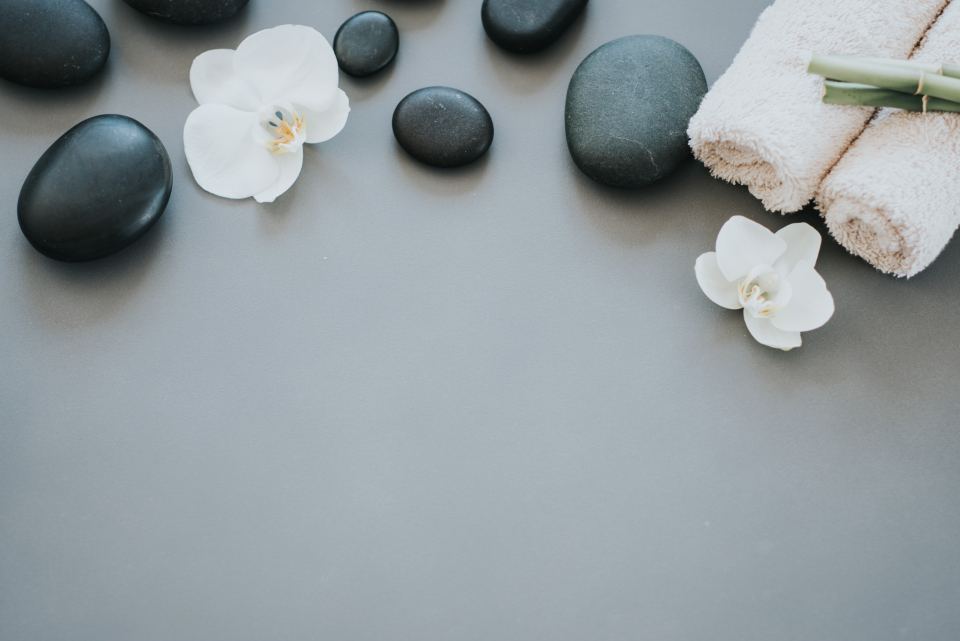 Pierres chaudes, orchidée et serviettes de soin