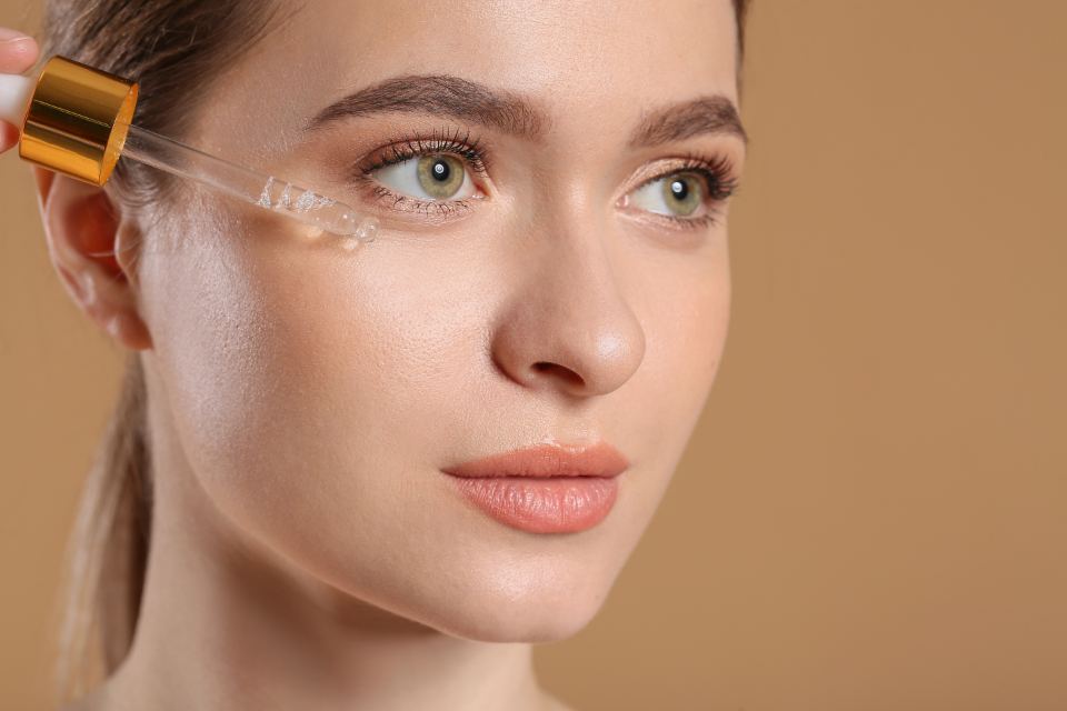 Application d'un sérum sur le visage